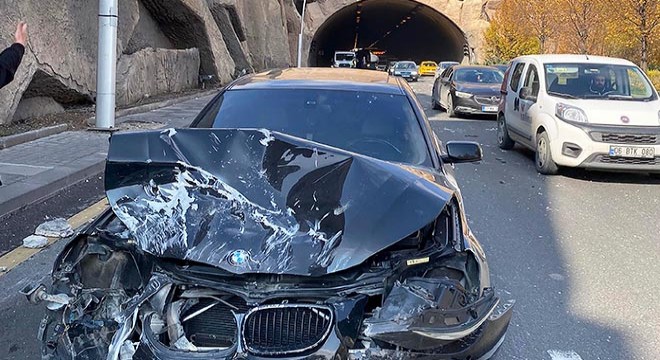 Tünel çıkışında otomobilin üzerine beton parçası düştü