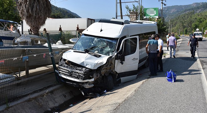 Tur minibüsü TIR'a çarptı: 15'i turist, 17 yaralı