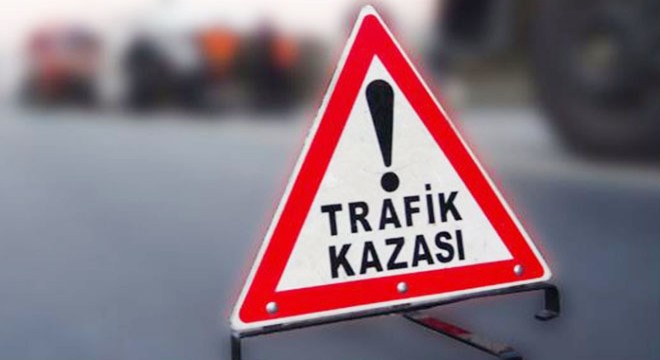 Tur minibüsü kamyona çarptı: 5'i turist 6 yaralı