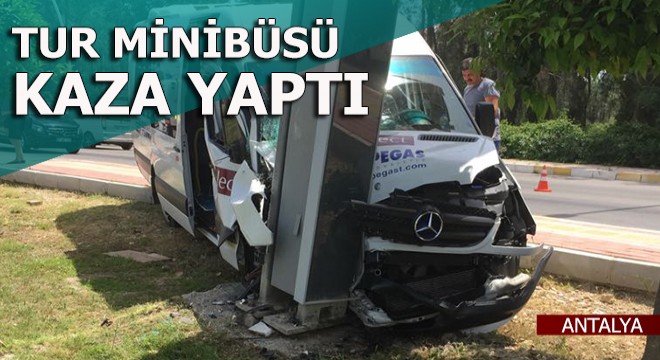 Tur minibüsü kaza yaptı