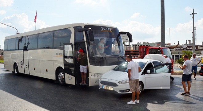 Tur otobüsüyle iki otomobil çarpıştı