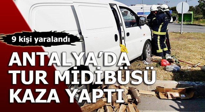 Tur midibüsü ile hafif ticari araç çarpıştı: 9 yaralı