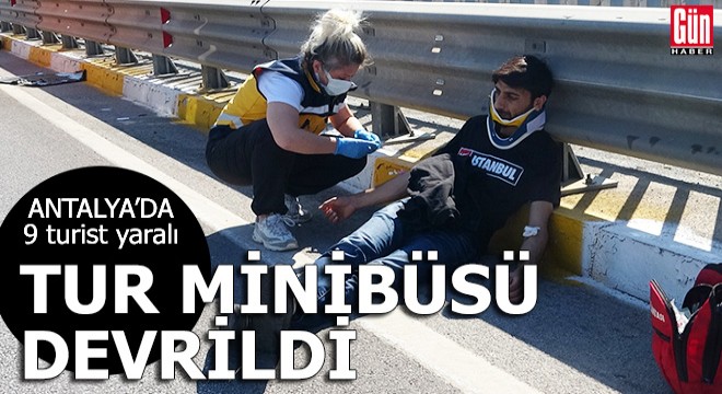 Tur minibüsü devrildi; 9 turist yaralı