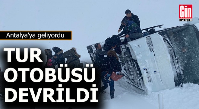 Tur otobüsü devrildi; sileceklerinin çalışmadığı iddia edildi