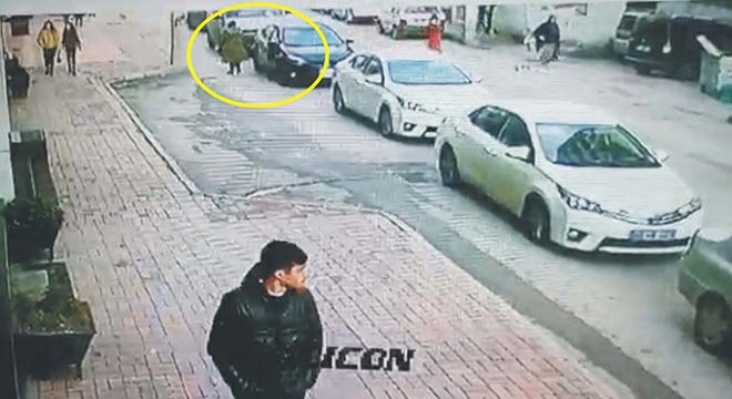 Turist kadının düşürdüğü cüzdanı alan motosikletli kamerada