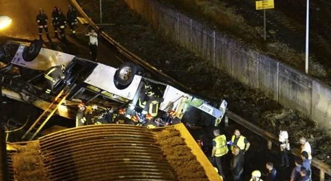 Turist taşıyan otobüs köprüden uçtu: 21 ölü, 18 yaralı