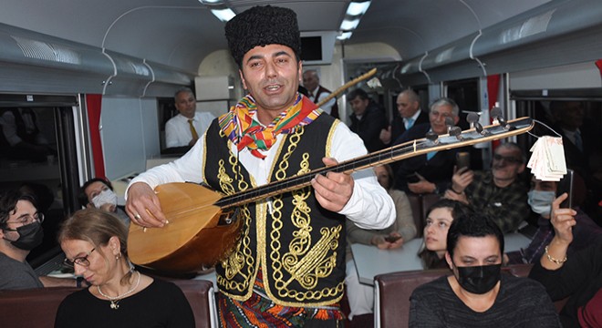 Turistik Doğu Ekspresi yolcularına sazlı-sözlü karşılama