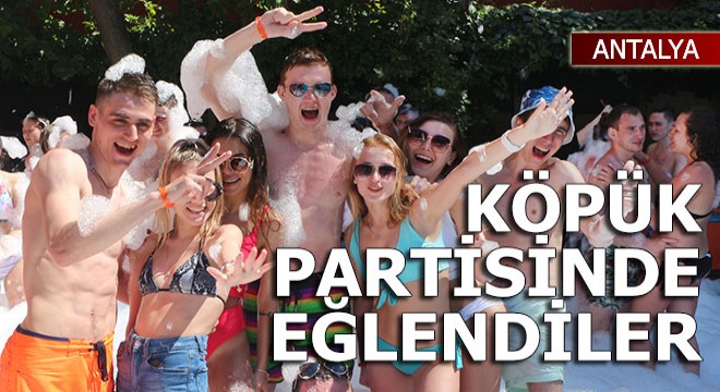 Turistler Antalya'da köpük partisinde eğlendi