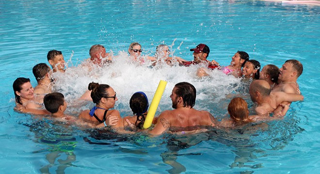 Turistler, Kemer'de sıcak havanın keyfini sürüyor