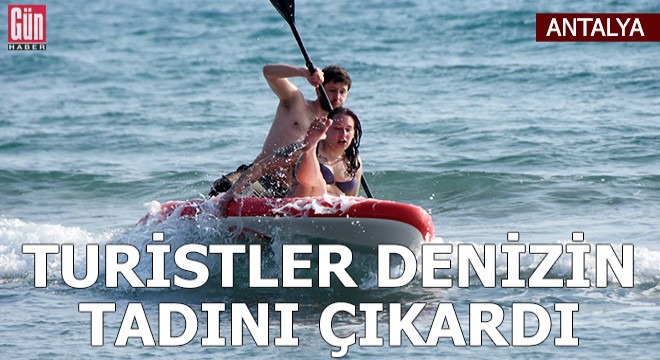 Turistler denizin tadını çıkardı