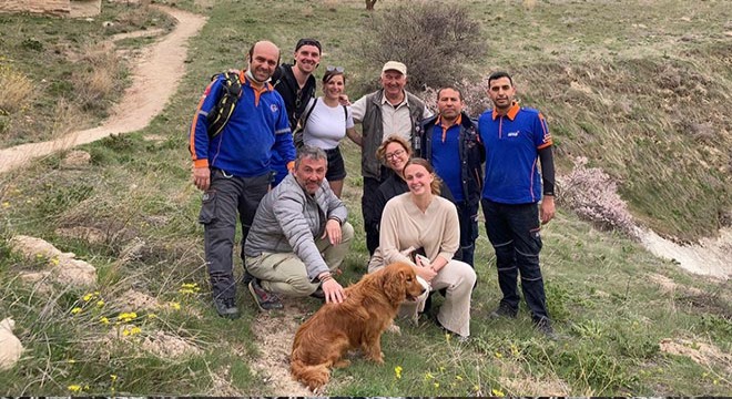 Turistler köpeği kurtarmak için indikleri çukurda mahsur kaldı