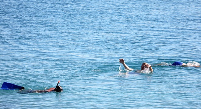 Turistler poyraza aldırmadan denize girdi