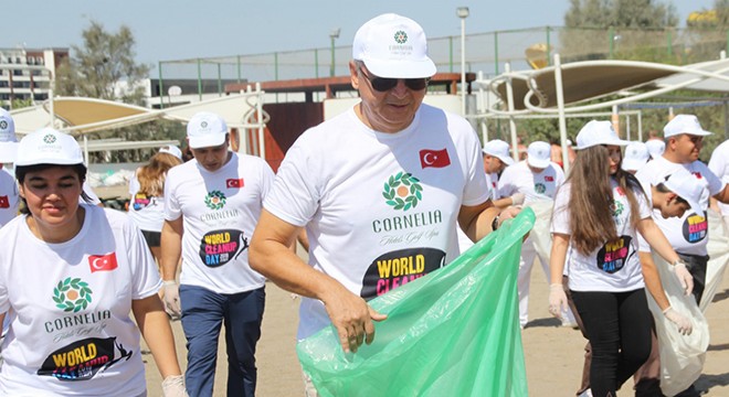 Turistler sahilde çöp topladı