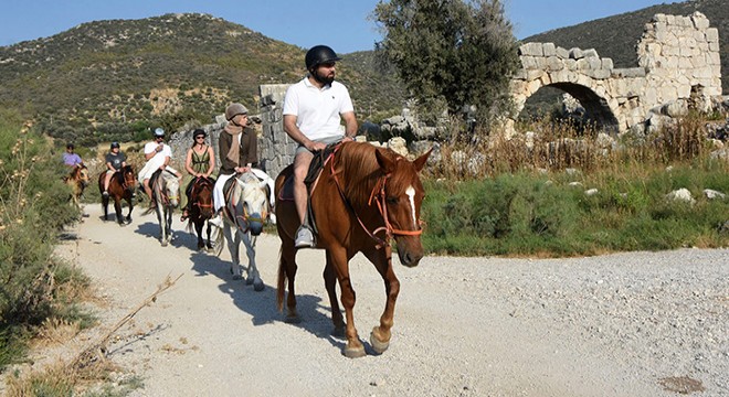 Turistlere tarih ve doğa manzaralı at turu