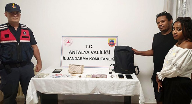 Turistlerin çalınan çantasını jandarma buldu