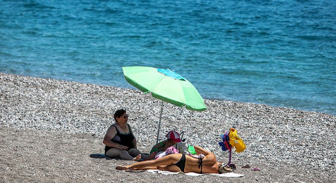 Turistlerin boş sahilde deniz keyfi