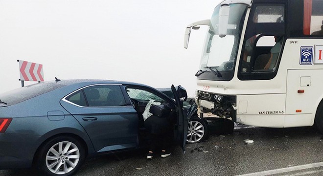 Turistlerin otobüsü ile otomobil çarpıştı: 2 yaralı