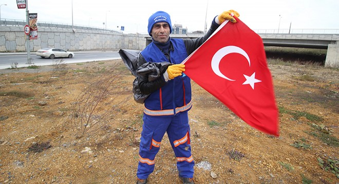 Türk Bayrağı’nı çamurdan çıkarıp temizledi