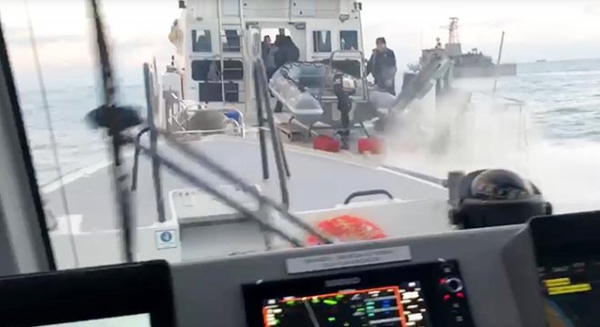 Türk Sahil Güvenlik ekibi, Yunan Sahil Güvenlik botunu kovaladı