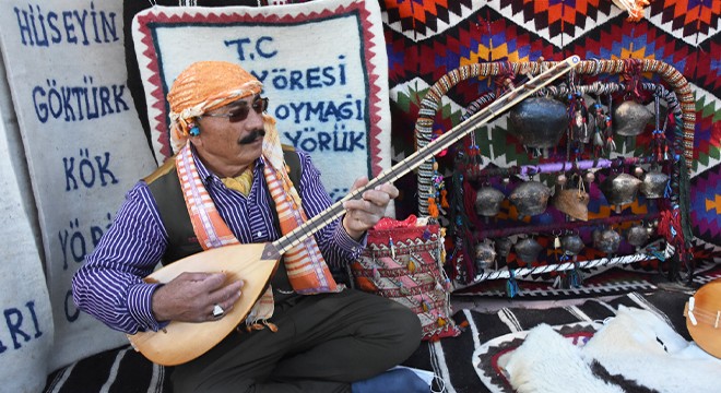 Türküleri yaşatmak için karavanıyla diyar diyar geziyor