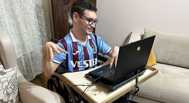 Tutkusuyla engelleri aştı; 3 yılda tek parmakla kitap yazdı