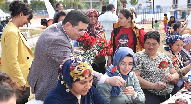 Tütüncü'den depremzede kadınlara '8 Mart' karanfili
