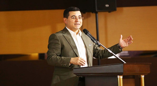Tütüncü, siyaset akademisinde