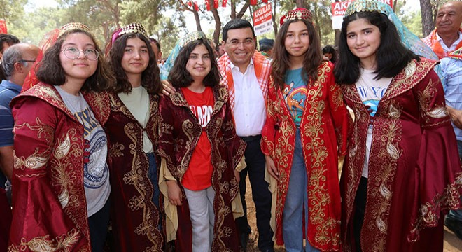 Tütüncü, Yörüklerin Şöleni’nde keşkek dağıttı