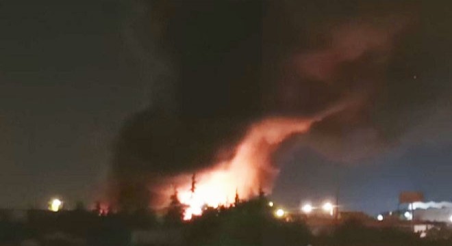 Tuzla'da boya fabrikası alev alev yandı