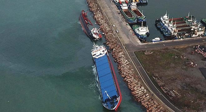Tuzla'da çarpışan gemiler yan yattı