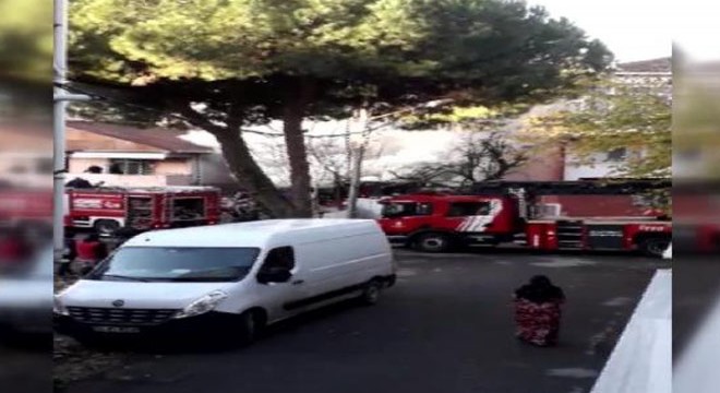 Tuzla'da gecekondu alev alev yandı