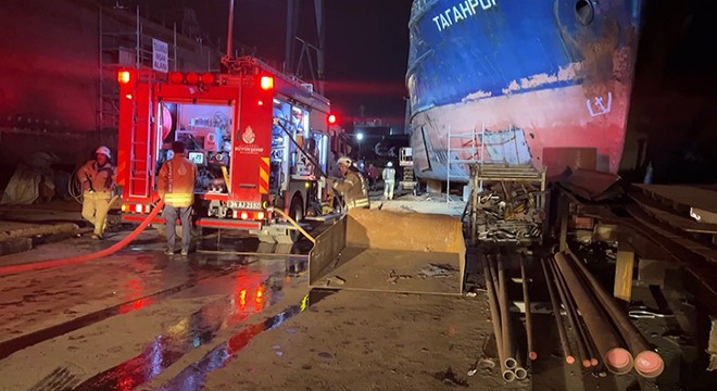 Tuzla’da tersanede yangın