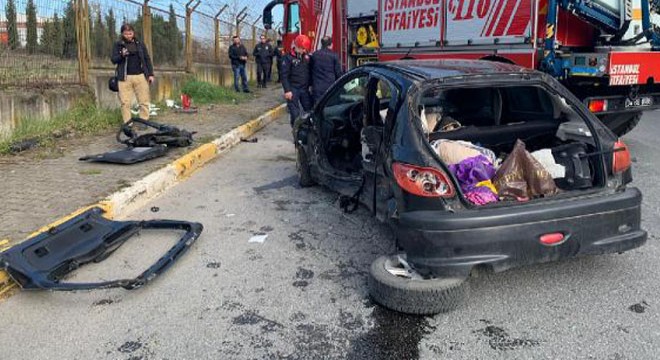 Trafik kazasında sürücü araç içinde sıkıştı