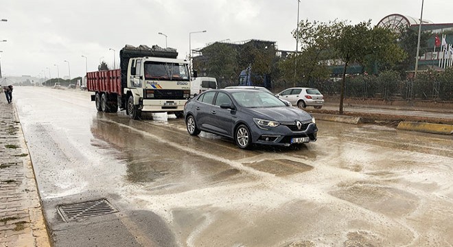 Tuzla'da yanan fabrika çevresinde yağmur tedirginliği