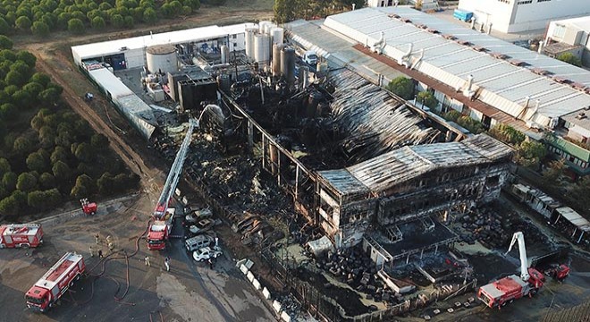Tuzla'da yanan fabrikada soğutma çalışmaları devam ediyor