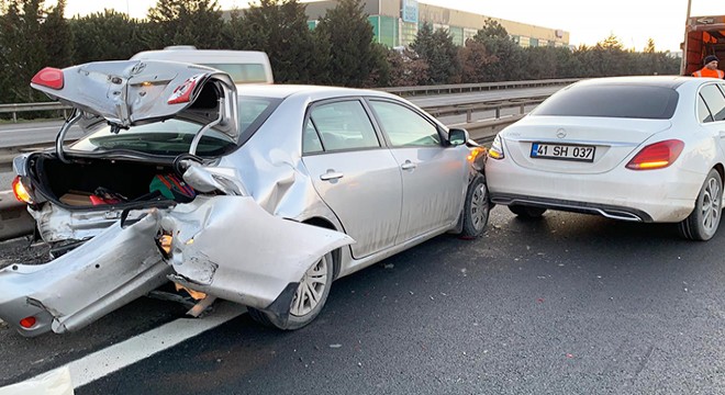 Tuzla TEM Otoyolu nda zincirleme kaza trafiğe neden oldu