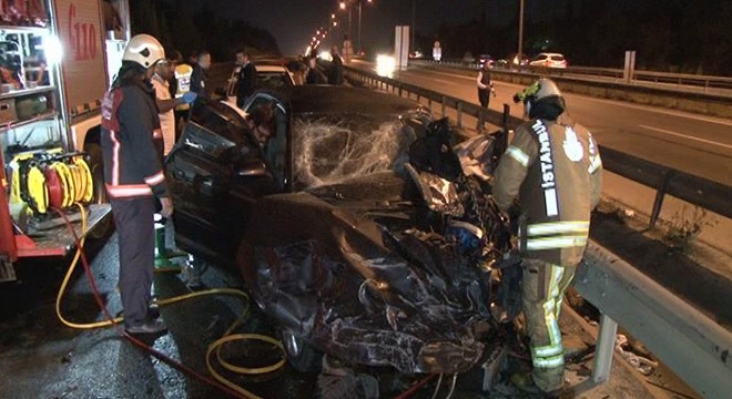 Tuzla da iki araç kafa kafaya çarpıştı: 1 ölü,1 yaralı