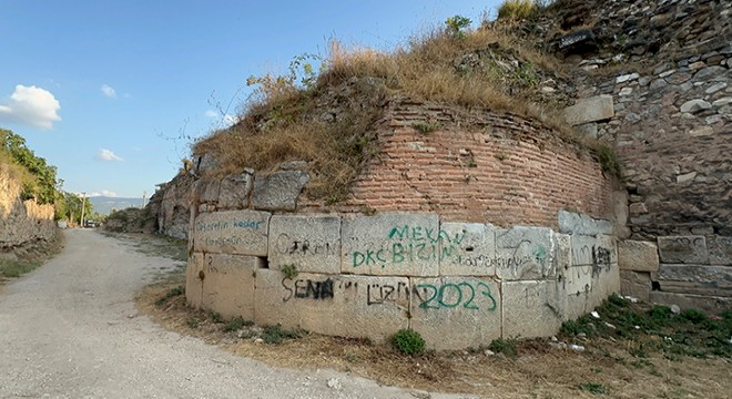 UNESCO geçici listesindeki tarihi surlara zarar verdiler