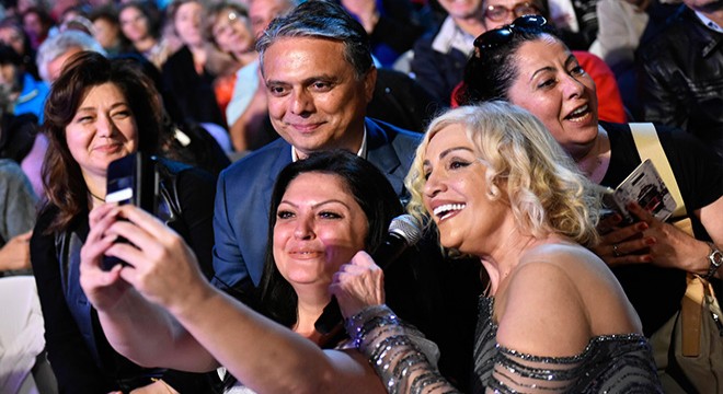 Üç kuşak 'Annemin Şarkıları'nı söyledi