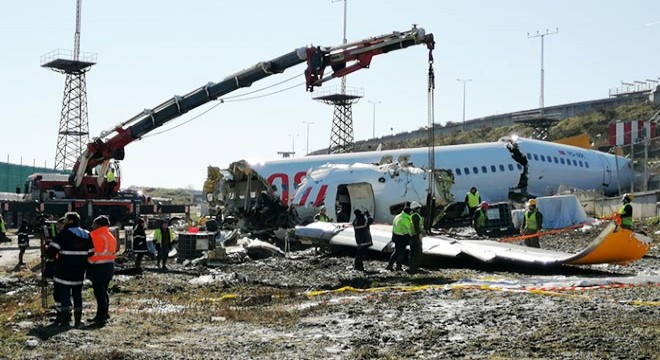 Uçağın enkazını kaldırma çalışmaları devam ediyor