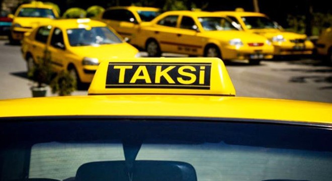 Ücret tartışmasında taksiciyi dövüp, bıçakladılar