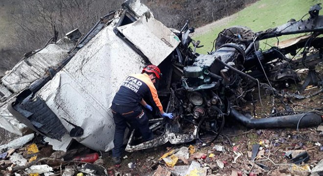 Uçuruma yuvarlanan TIR'ın şoförü öldü