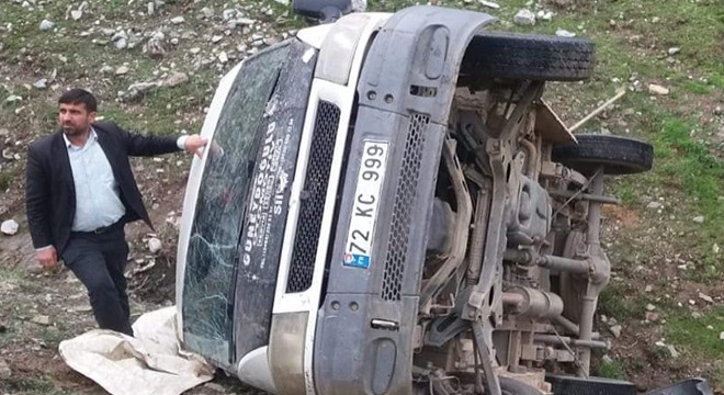 Uçuruma yuvarlanan minibüsten yara almadan çıktı