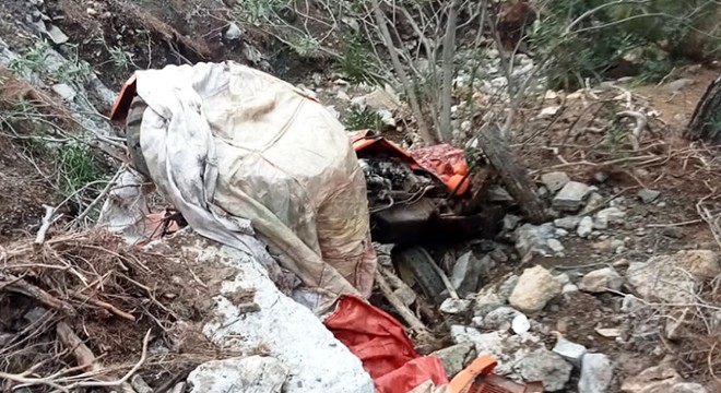 Uçuruma yuvarlanan traktörün sürücüsü kurtarılamadı