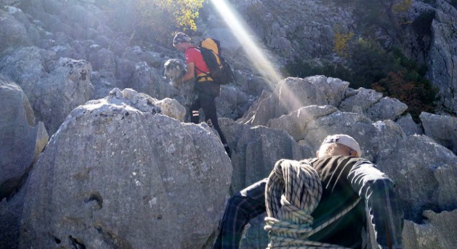 Uçurumda mahsur kalan keçiler kurtarıldı