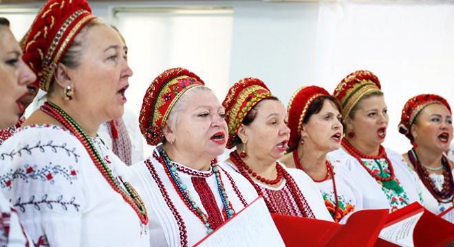 Ukraynalı ve Ruslardan oluşan koro, İzmir Marşı'nı okudu