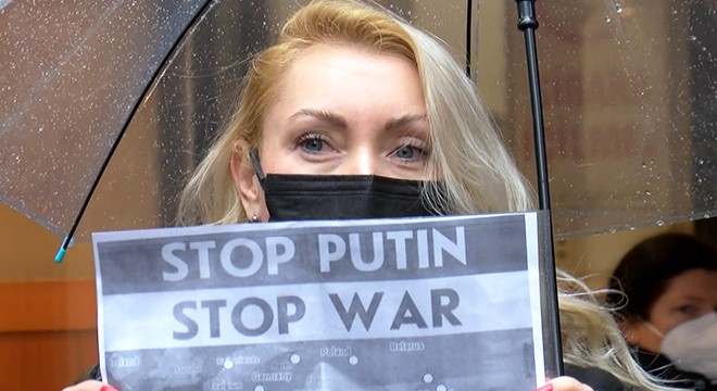 Ukraynalılar Rus Başkonsolosluğu'nda toplandı