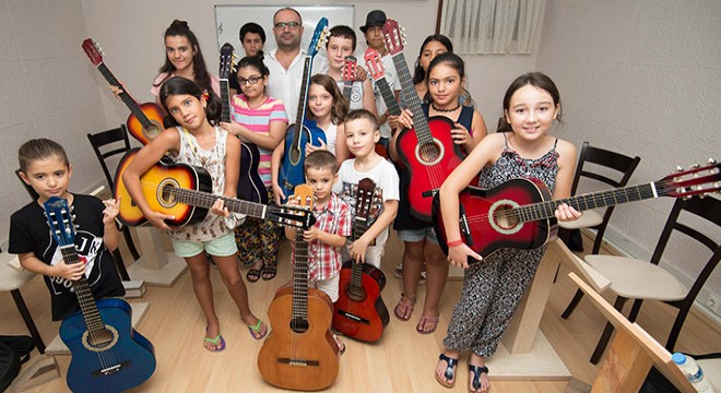 Ukuleleyi de bağlamayı da öğrenecekler