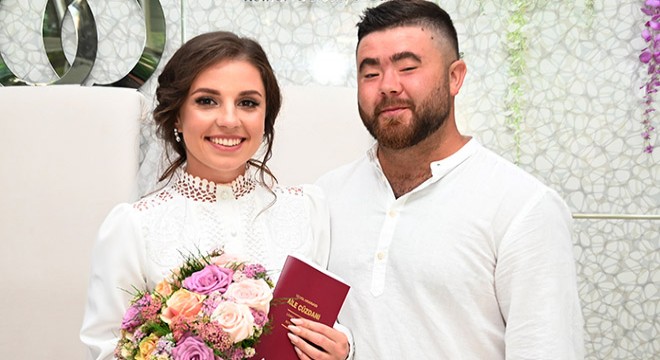 Ülkelerindeki savaş nedeniyle Antalya'da evlendi