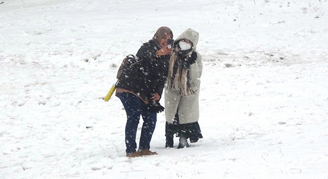 Uludağ'da kar yağışı turistleri sevindirdi